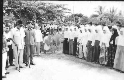 Bangkok, 27 Jul 1985: - Tunku, wearing hat on left, with the descendants of Kedahans in Nongchok, outskirt of Bangkok      Photo: Kim Gooi